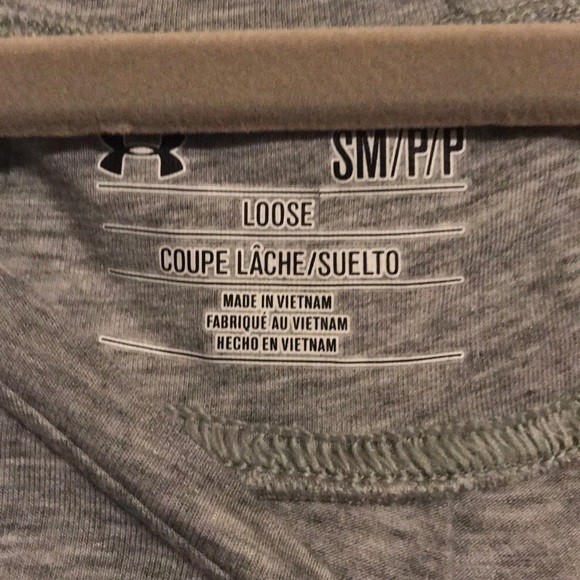 Under Armour loose fitting gray shirt - Picture 3 of 4
